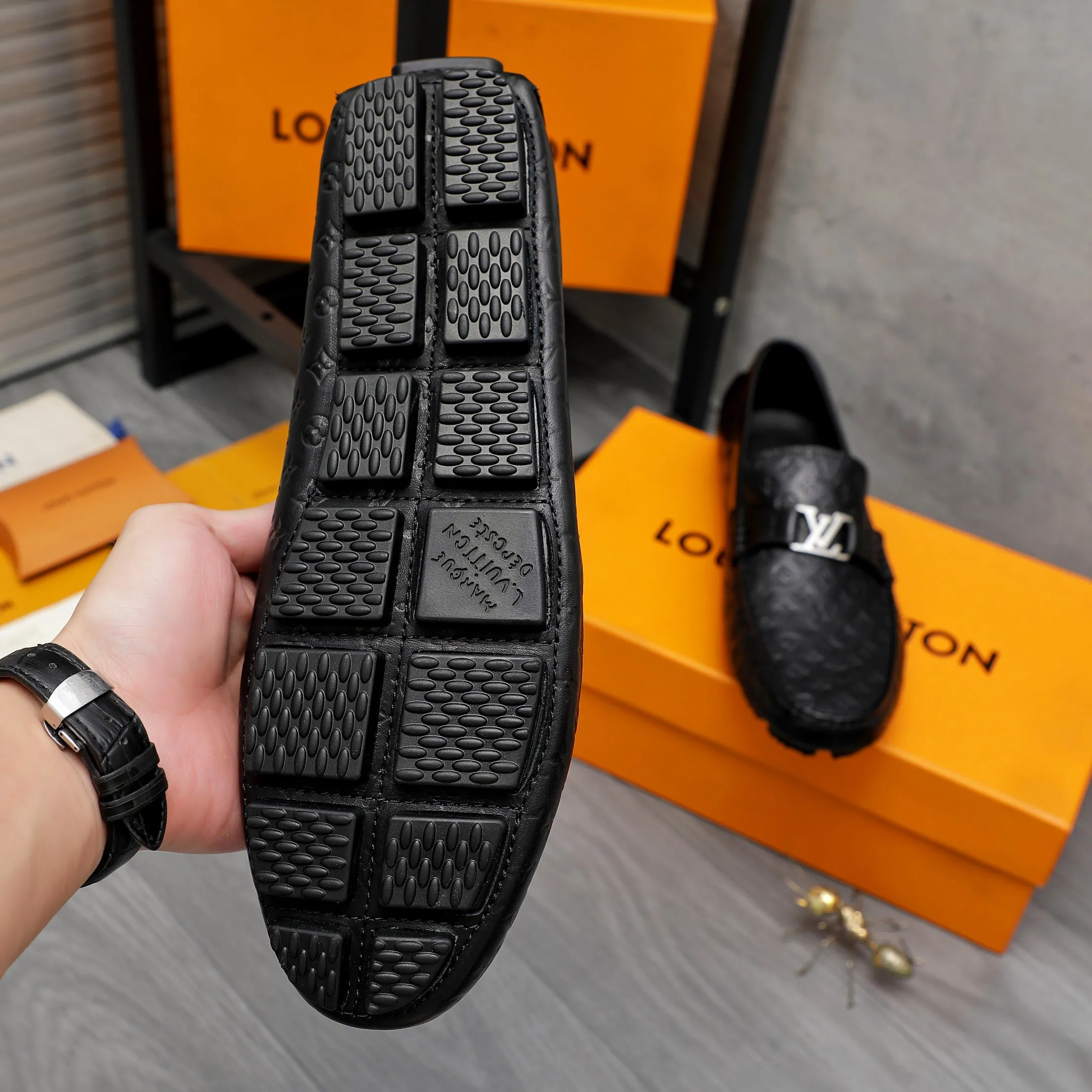 Men's shoes 💰400 Product trademark: LV "Louis Vuitton" casual slip-on shoes Regular size: 38-45 (45 is custom-made and non-returnable) Product materials: Selected cowhide embossed upper, pigskin lining, rubber outsole